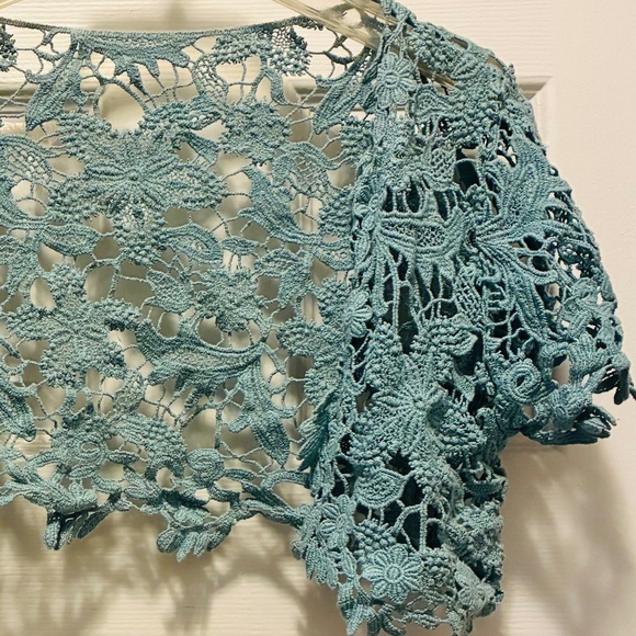 XS Cropped Floral Lace Shortsleeved Shrug - Picture 5 of 6